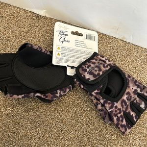 Jessica Simpson athletic gloves for CrossFit